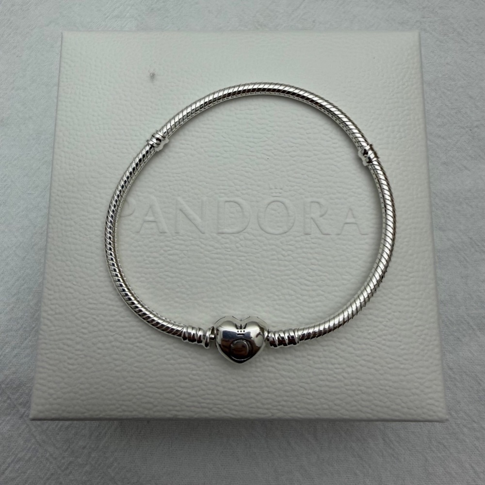 Pandora Moments Heart Clasp Bangle 7.5 in - Picture 6 of 7